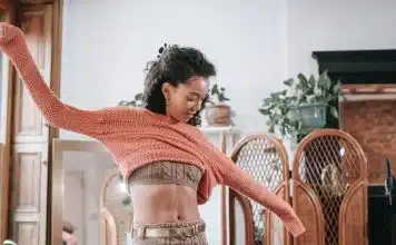 Les tendances de pulls à adopter pour les femmes à forte poitrine