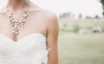 Comment accessoiriser une robe pour mettre en valeur votre silhouette petite et ronde