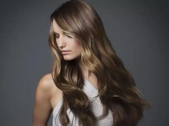 Sublimez vos cheveux bruns avec un balayage élégant