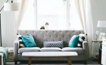 Comment choisir la bonne couleur de coussins pour un canapé gris ?