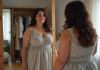 Taille étendue ASOS : comprendre l’offre de vêtements grande taille Femme confiante en robe tendance devant miroir lumineux