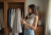 Jeune femme choisissant un vêtement dans sa garde-robe